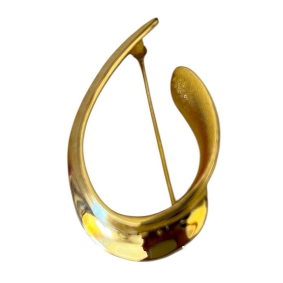 VINTAGE JONES NEW YORK CURLED ABSTRACT GOLD TONE FASHION BROOCH - Picture 1 of 4